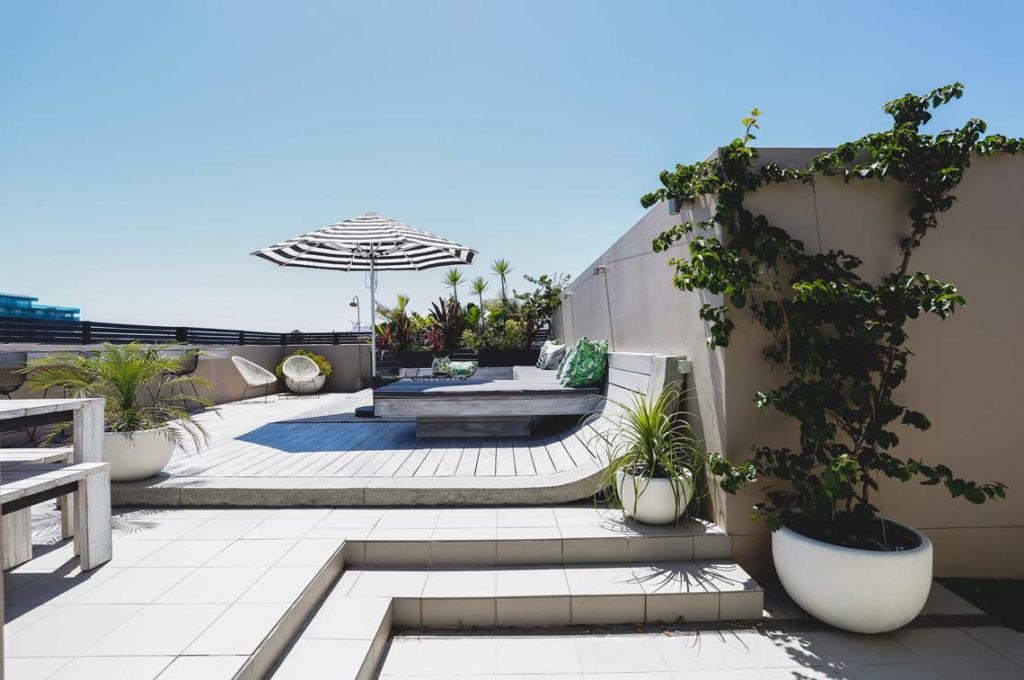 Tropical balcony with whitewashed decking - Bondi