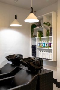 urban-fox-bondi-beach-hair-dressers-pendant-lights-greenery-black-white-beautiful-interior-design-kcreative-interiors-sydney